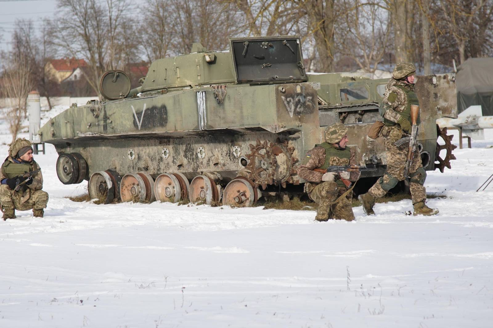 飞扬军事 开战之初俄军损失的BMD-4M空降战车被废物利用，成为了乌军训练场上的