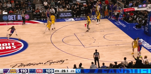 雷迪克真的有病！

领先1分的防守回合，为什么不上范德彪？

场上摆的5个人是东