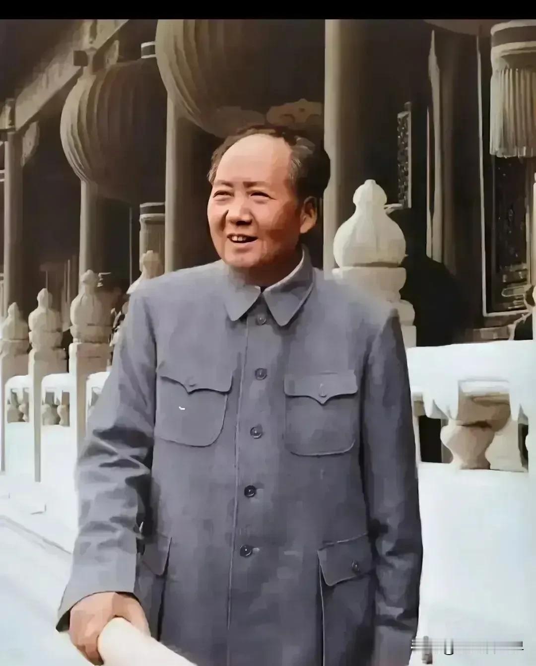 毛主席带领中国人民走过了一条充满艰辛与辉煌的道路，深刻改变了中国的历史进程：
