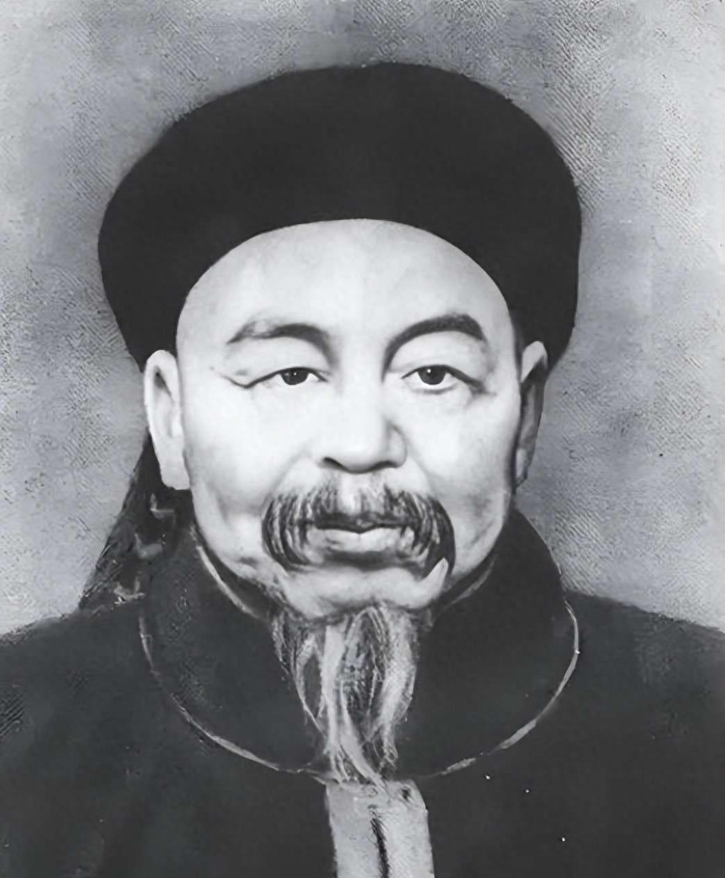 晚清时期左宗棠担任过哪些重要官职？如今这些官职在现代社会又相当于哪些职位呢？
1