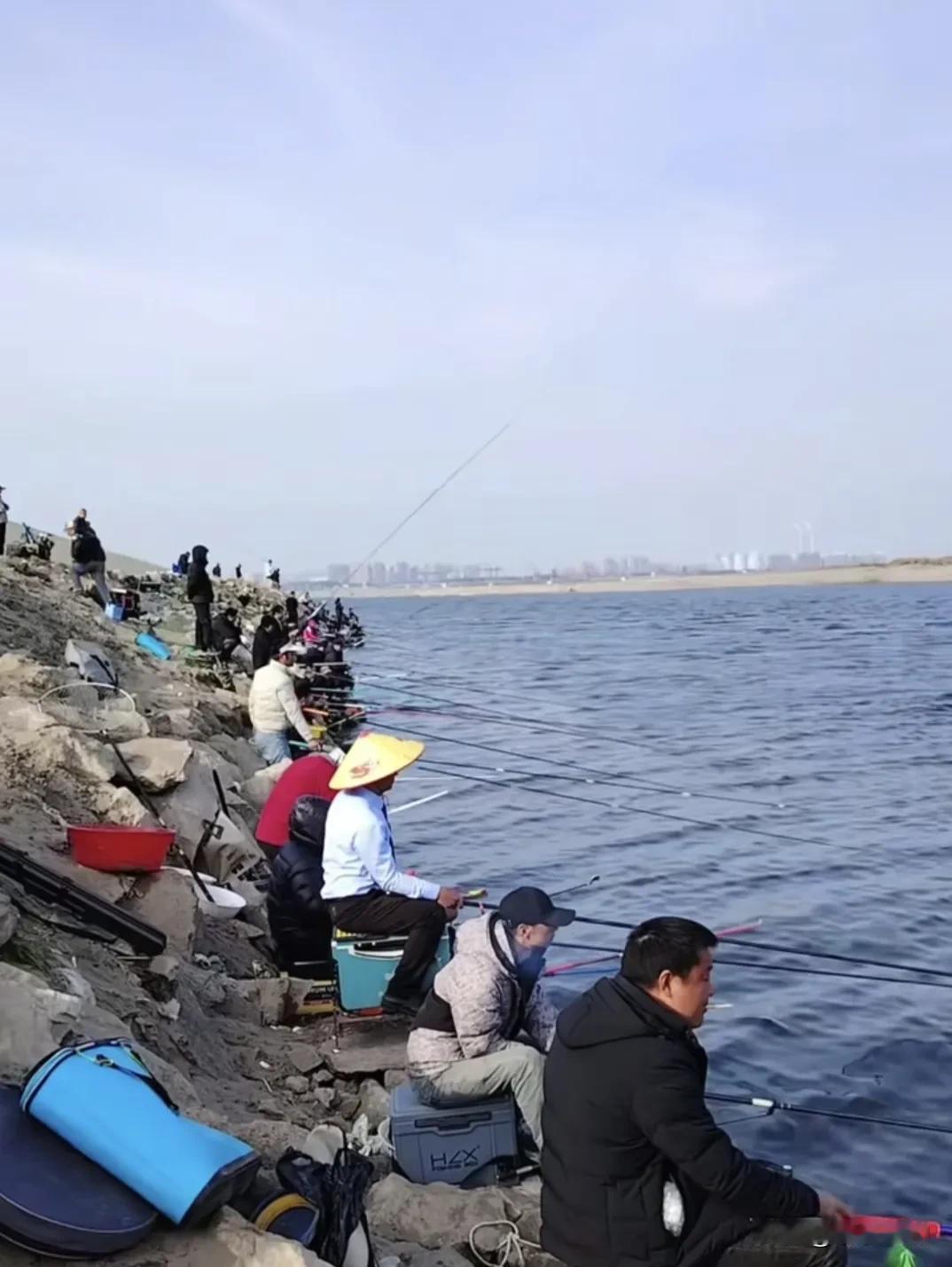 野钓中怎样钓大鱼耐心等待，大鱼上钩没那么快。