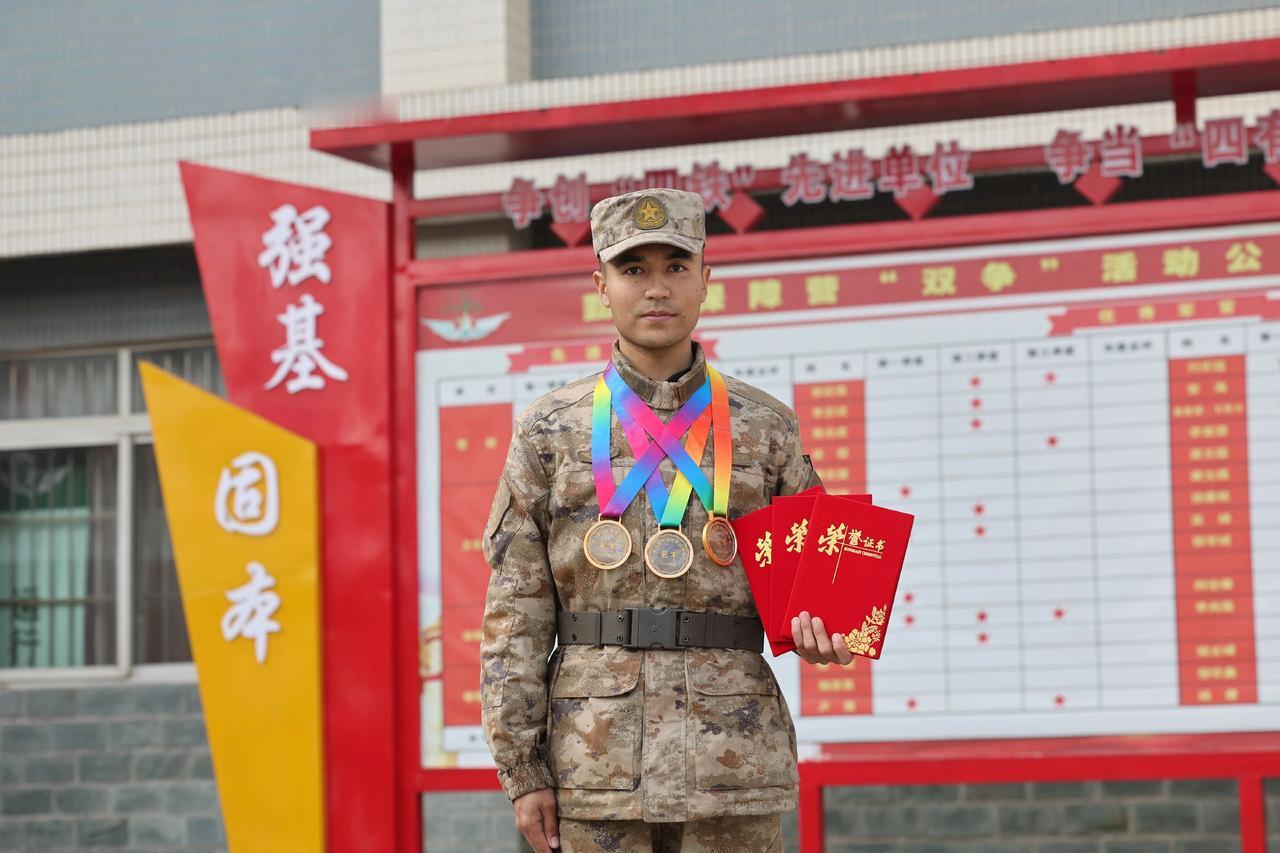 朱玛拜克，2025年3月入伍，哈萨克族新疆哈密人，列兵。现为集团军某旅战士，获评