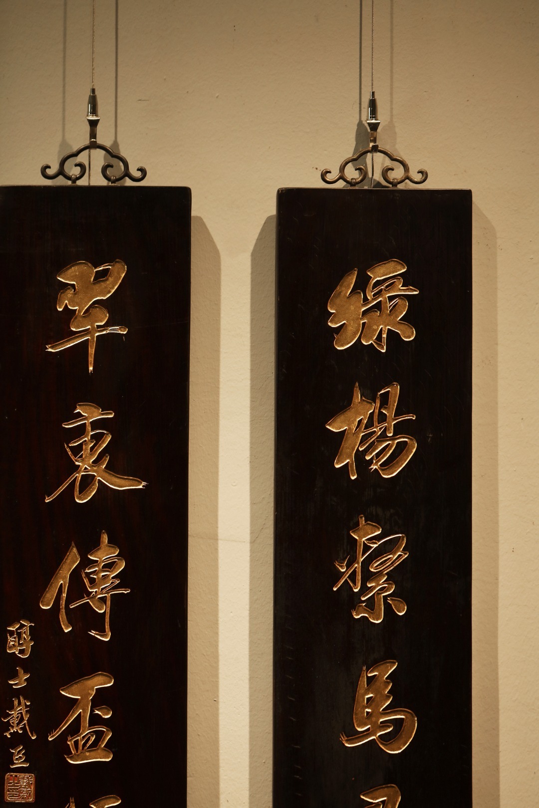 老物件 | 七言对联老楠木新工，手工刻画贴金箔；题识“绿杨系马寻芳径，翠袖传杯领