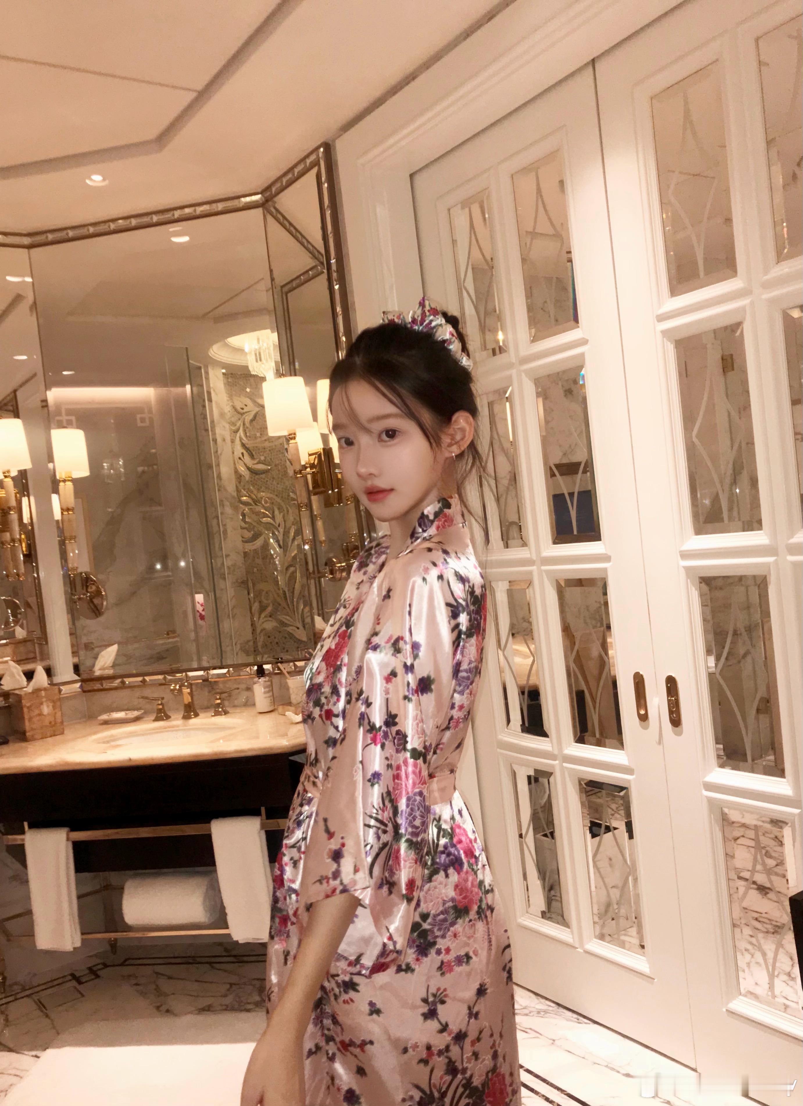 ritz真好拍古早感满满的  ՞•･•՞🐾虽老但美还有我自己搭配的浴袍和发圈！