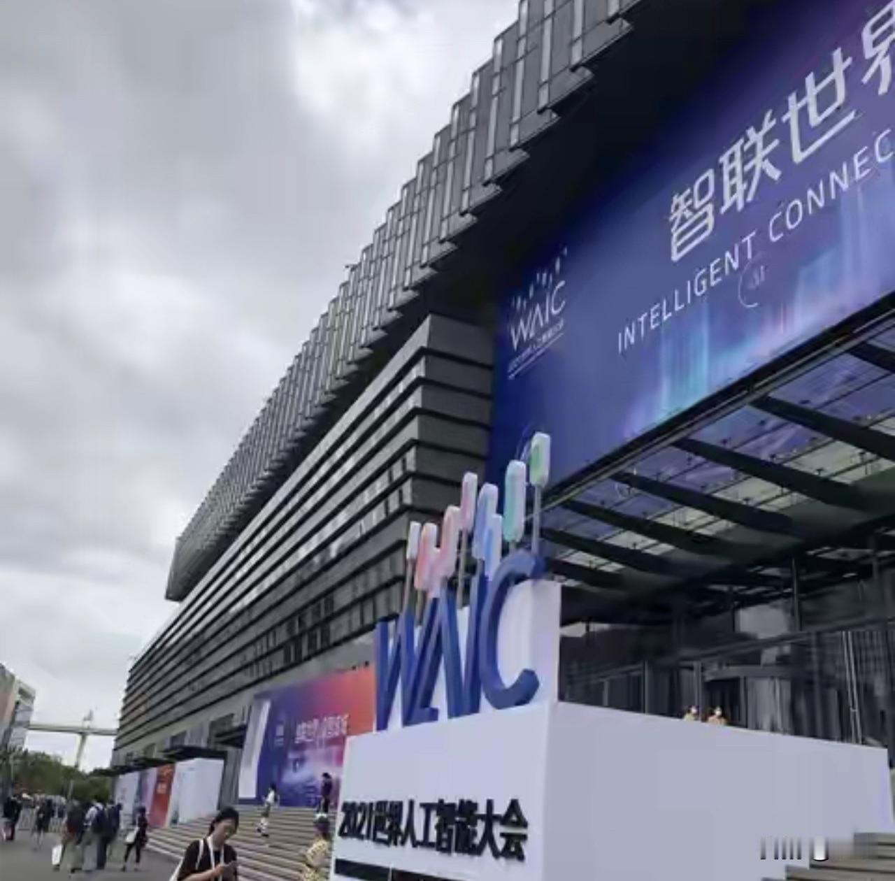 当所有人都在抢“芝麻”时，有家公司正在为未来的“西瓜”挖井。

最近，两件看似无