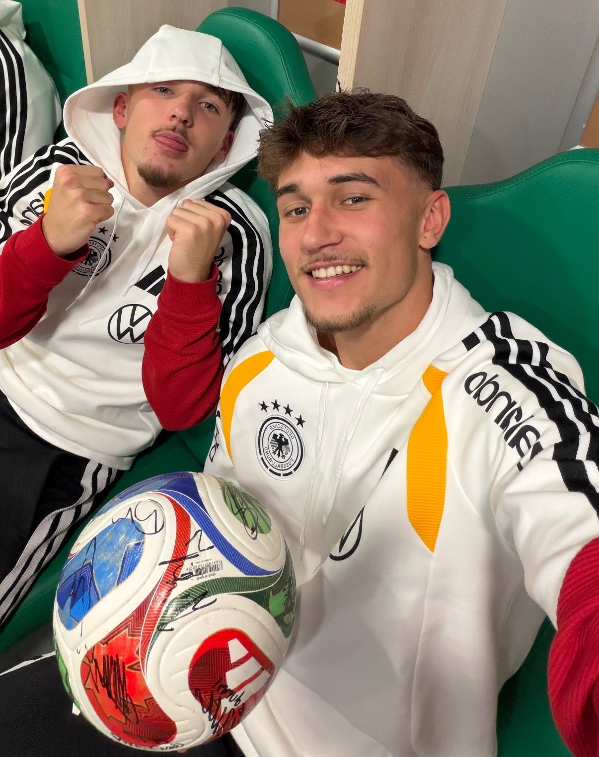 汤姆·比朔夫谈卡尔：“首先祝贺他（代表U21青年队）的首秀，他表现得非常出色。我