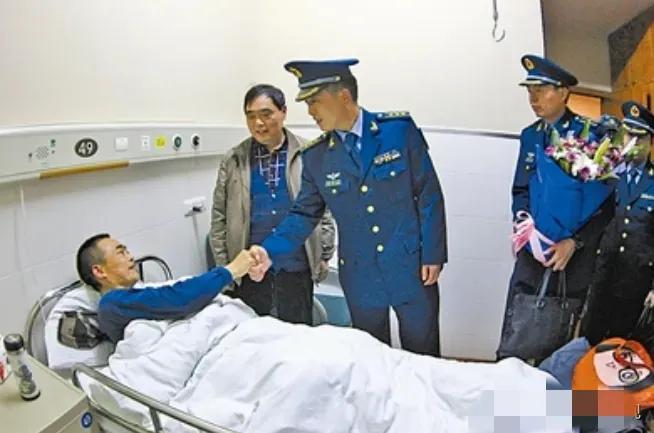 1988年，一名飞行员坠入深山，被好心的农民相救，27年后，农民的妻子打来电话：