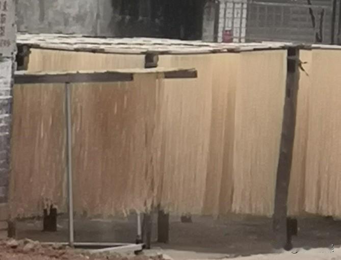 年味儿也是清淡的时候，那个小时候的记忆年味儿还是很隆重的，一家人都是聚在一起，特