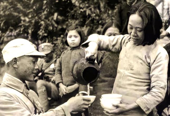 1940年，山东一大娘给八路军煮了浓稠的小米粥，饥饿的战士们狼吞虎咽，班长发觉不