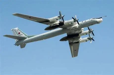图-95MS急速直坠，落地前急向空中开火，清空 弹夹 ！
一架图-95战略大轰，