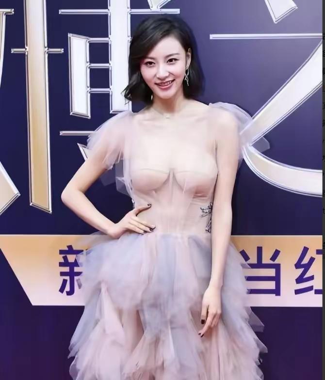 普通人懂得守护身体隐私，可红毯上不少女星偏爱露肤礼服，这件事从来不能只用穿衣自由