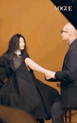 58岁的具俊晔把婚戒直接纹在手指上时，那个20年没拨过的号码就显出了分量——电话
