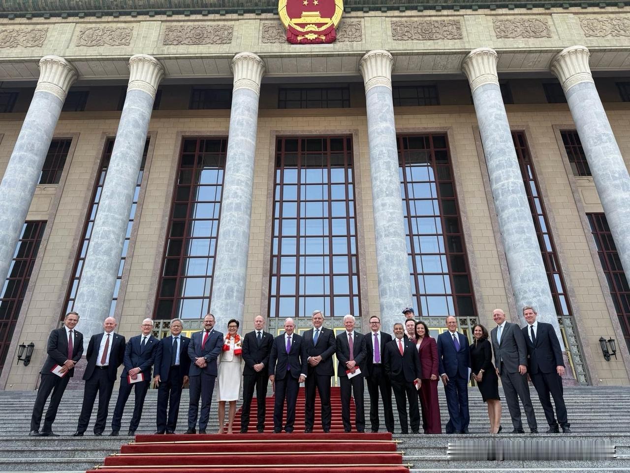 中国之行令美国工商界精英们满心欢喜，当然，最开心的当属骑在爸爸肩膀上的未来精英。