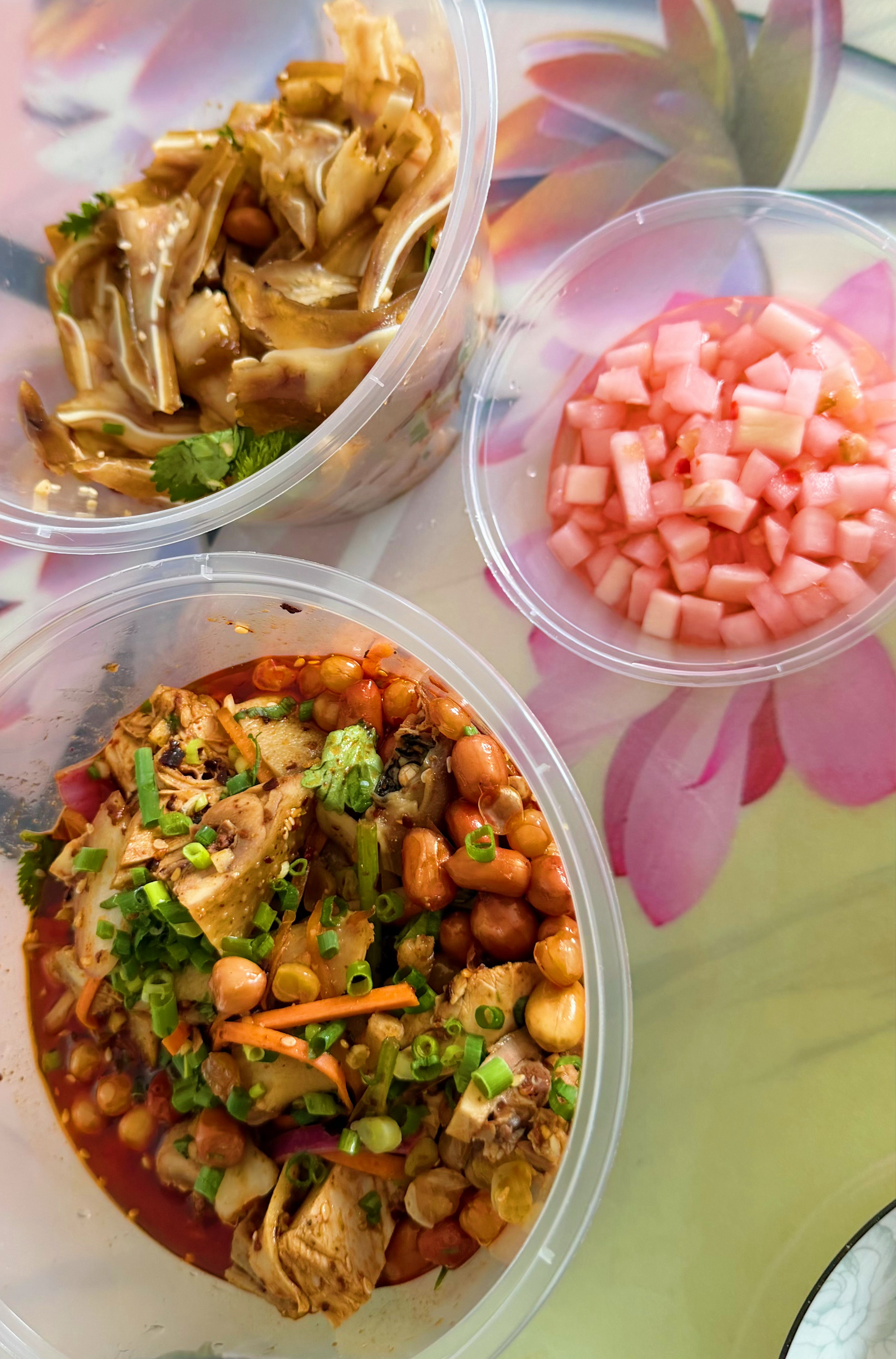 陪小孩理发完，看到家卖弥勒卤鸡的，买了些卤鸡和卤猪耳配着米线吃。和弥勒当地特色卤