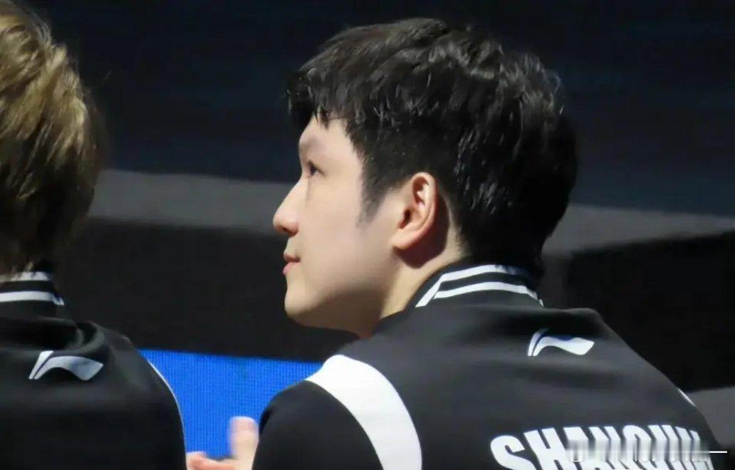 11月24日，深圳。樊振东空降小米之家担任一日店长，樊振东状态轻松，面带微笑。此