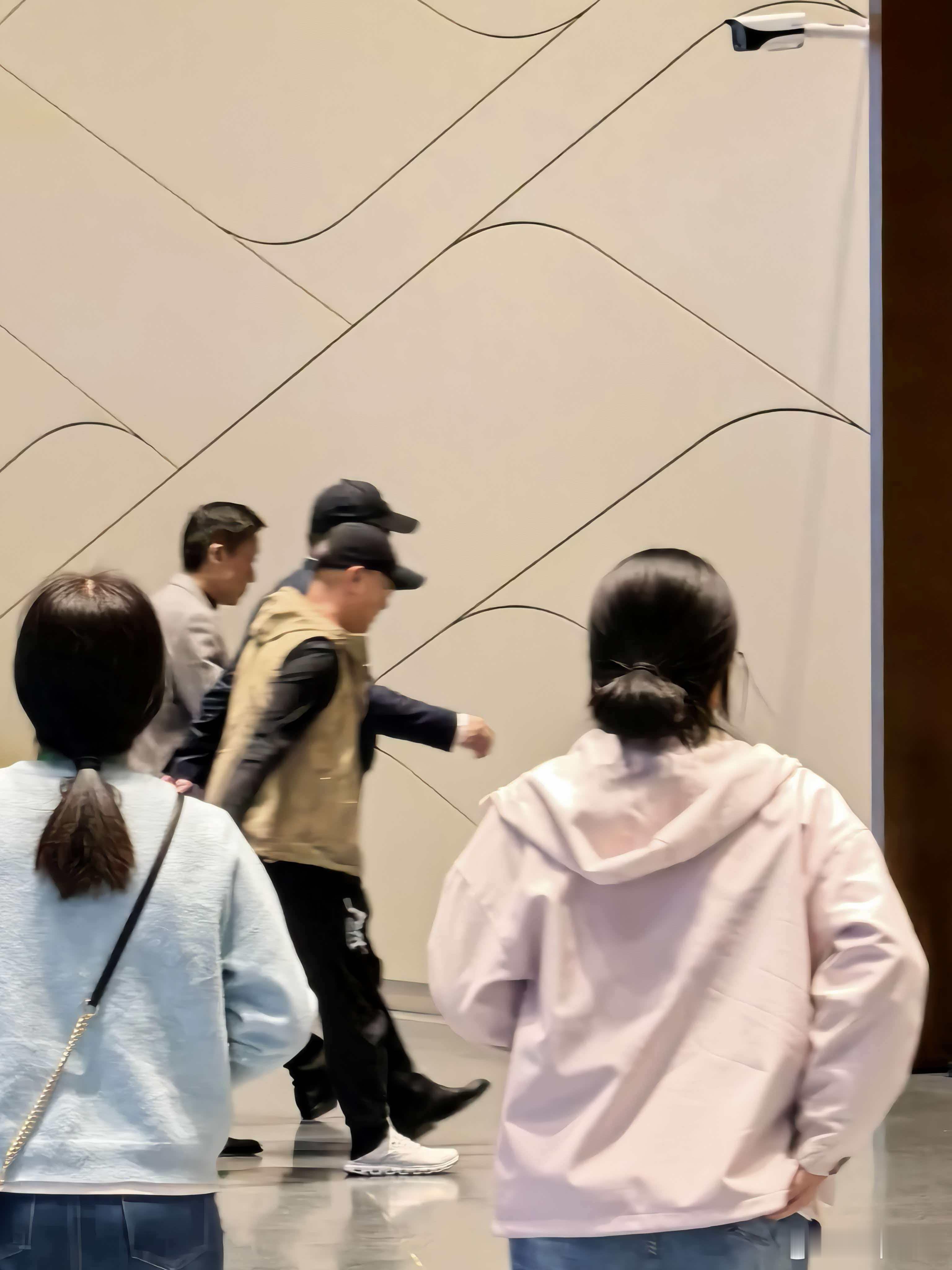 大佬的步伐，robin入场了选电车看电池认准宁德时代宁德时代举办技术密度最高发布