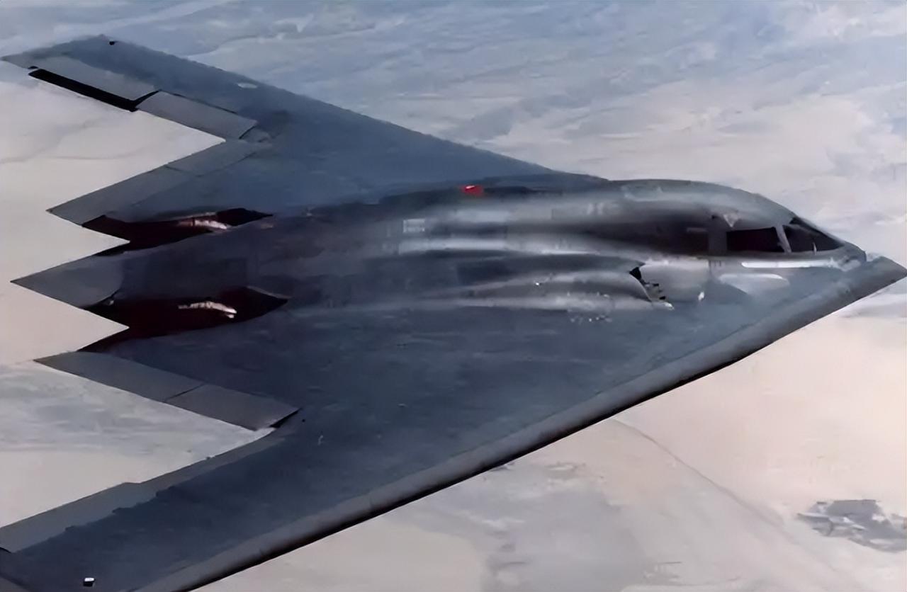 B-2“幽灵”轰炸机服役近三十年，评价始终两极分化。一方面，它是全球唯一现役的隐