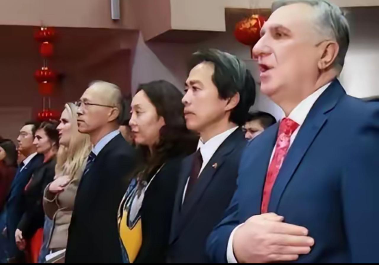 乌克兰独立后，大量科学家被中国“接纳”。而这些科学家来到中国后，不少人第一个要求