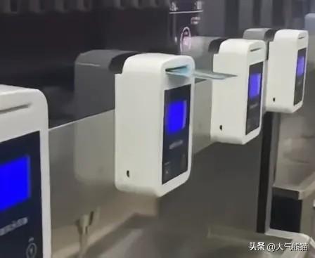 这个学校怎么能下得去手？
对于学生喝口热水都要收费，这恐怕是把教育当成了生意吧。