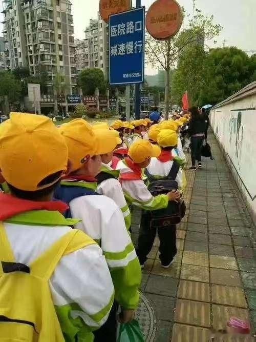 还记得绿泡泡、彩虹姐姐、小燕子姐姐陪伴的童年吗？从前一顶小黄帽，是全社会守护学子