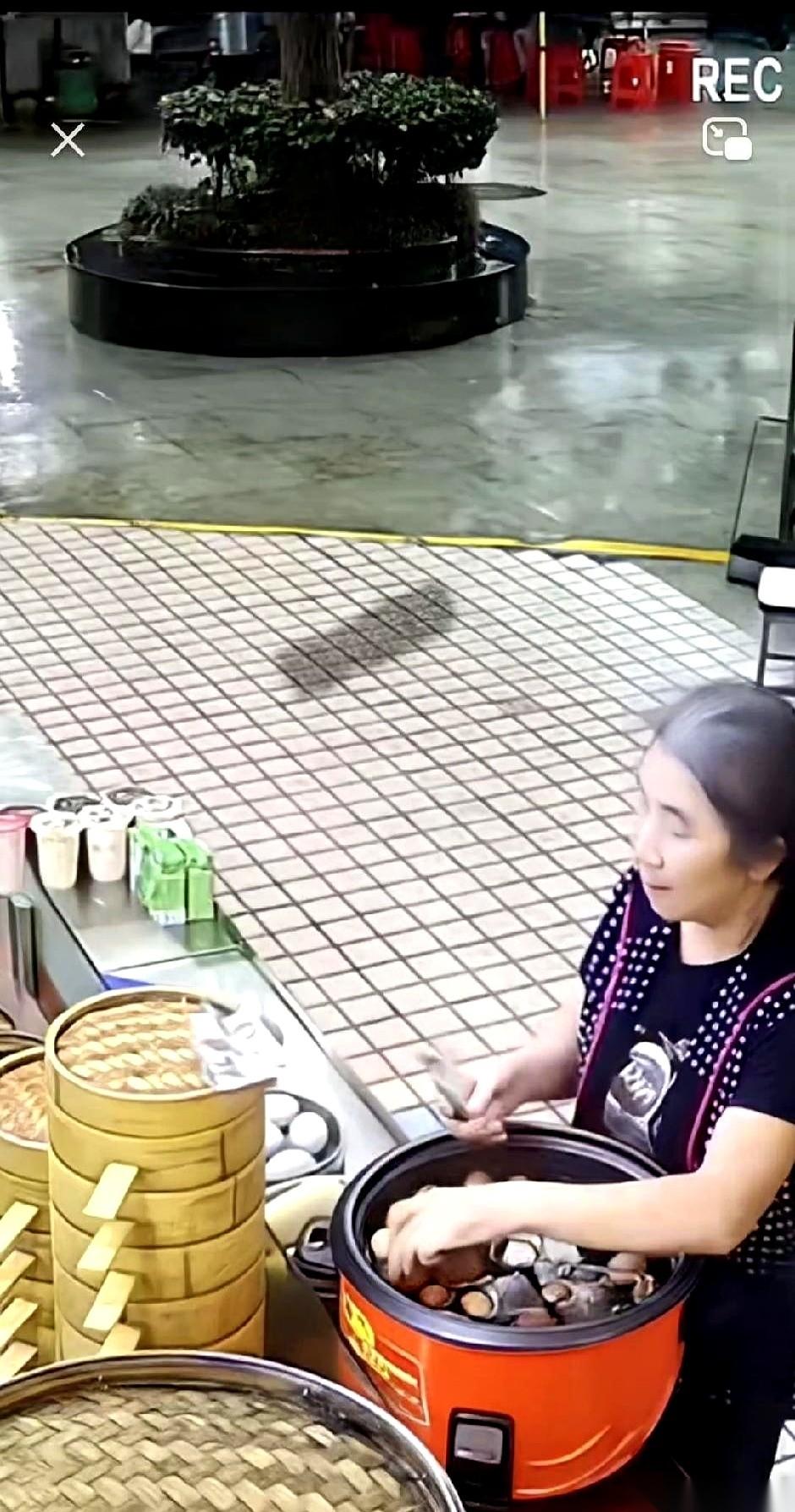 买个两块钱的包子，顺手完成了一次极其丝滑的“零元购”——摸走老板仨茶叶蛋。
最绝