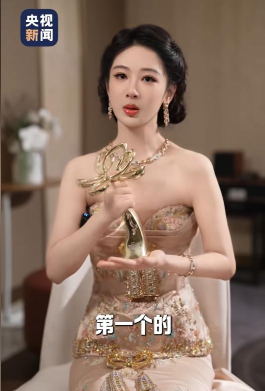 杨紫确定拿奖后，旁边有一位男士迅速起身，捧住了杨紫的双脸，动作看起来十分的亲密，