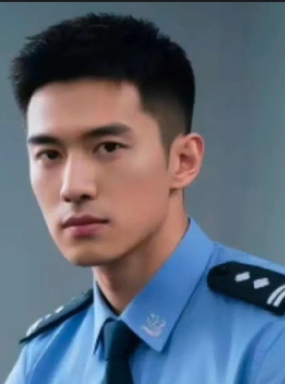 这样的颜值你总不能再挑缺点了吧！如此完美无瑕，简直帅到无敌，这样的五官真的找不出