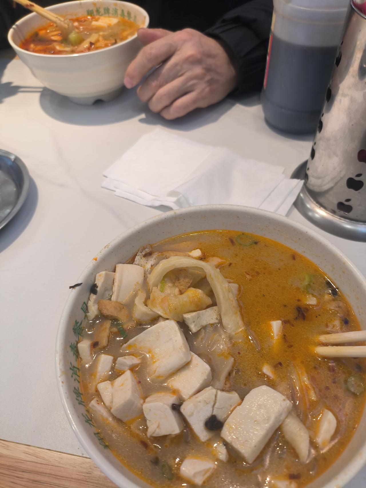 洛阳唐宫东路与承福门大街交叉口的俊卿鲫鱼豆腐汤，味道实在是棒。这里地处洛阳，四面