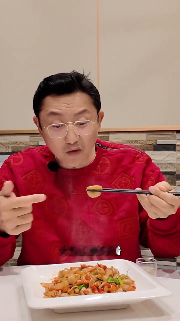 体验江西美食。
今天带大家体验江西菜。
·第一道美食：酸菜大肠。一个鱼籽鱼泡、脚