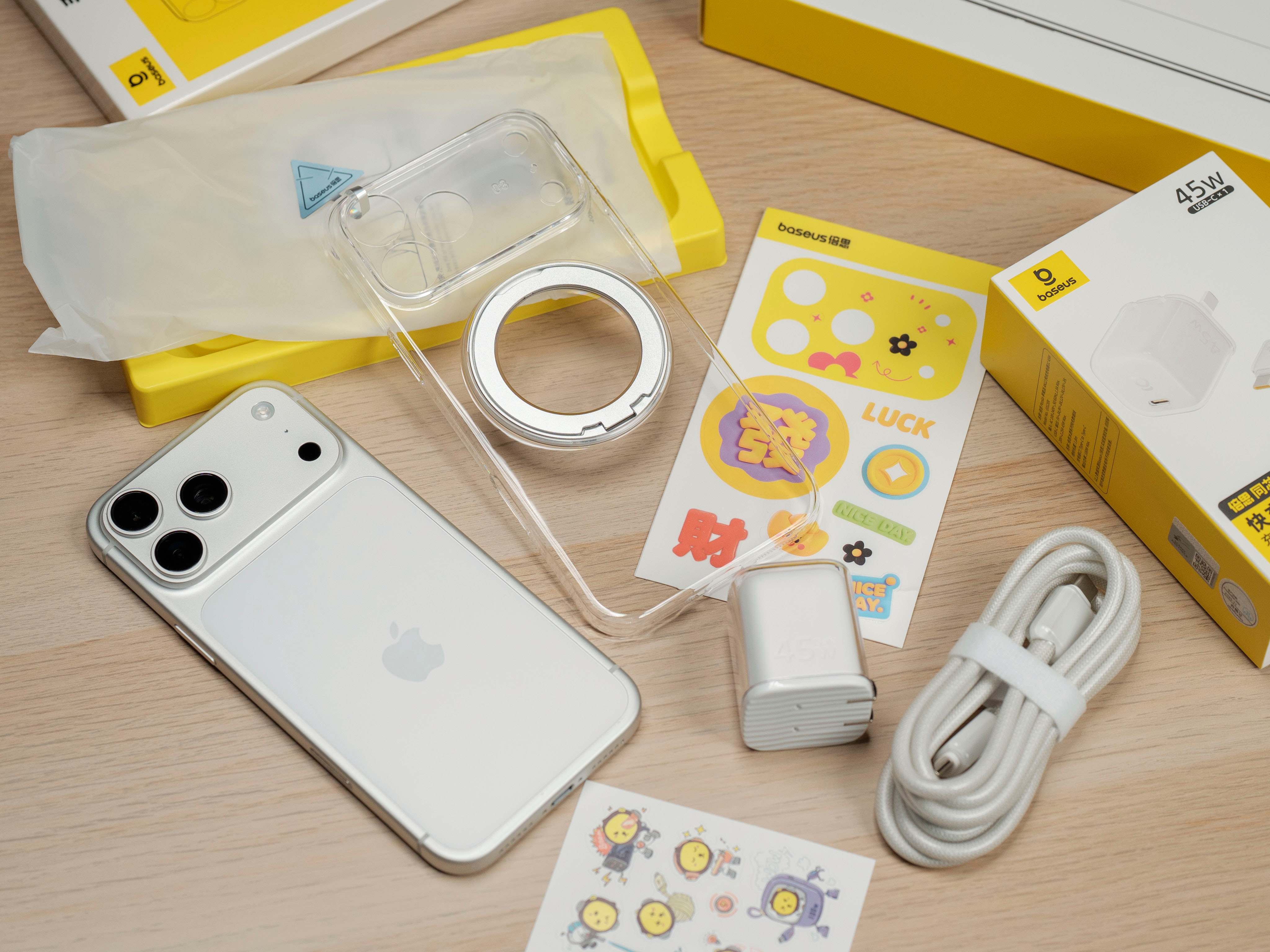 来自倍思的iPhone 17 Pro Max 三件套！透明保护壳: 手机壳真的超