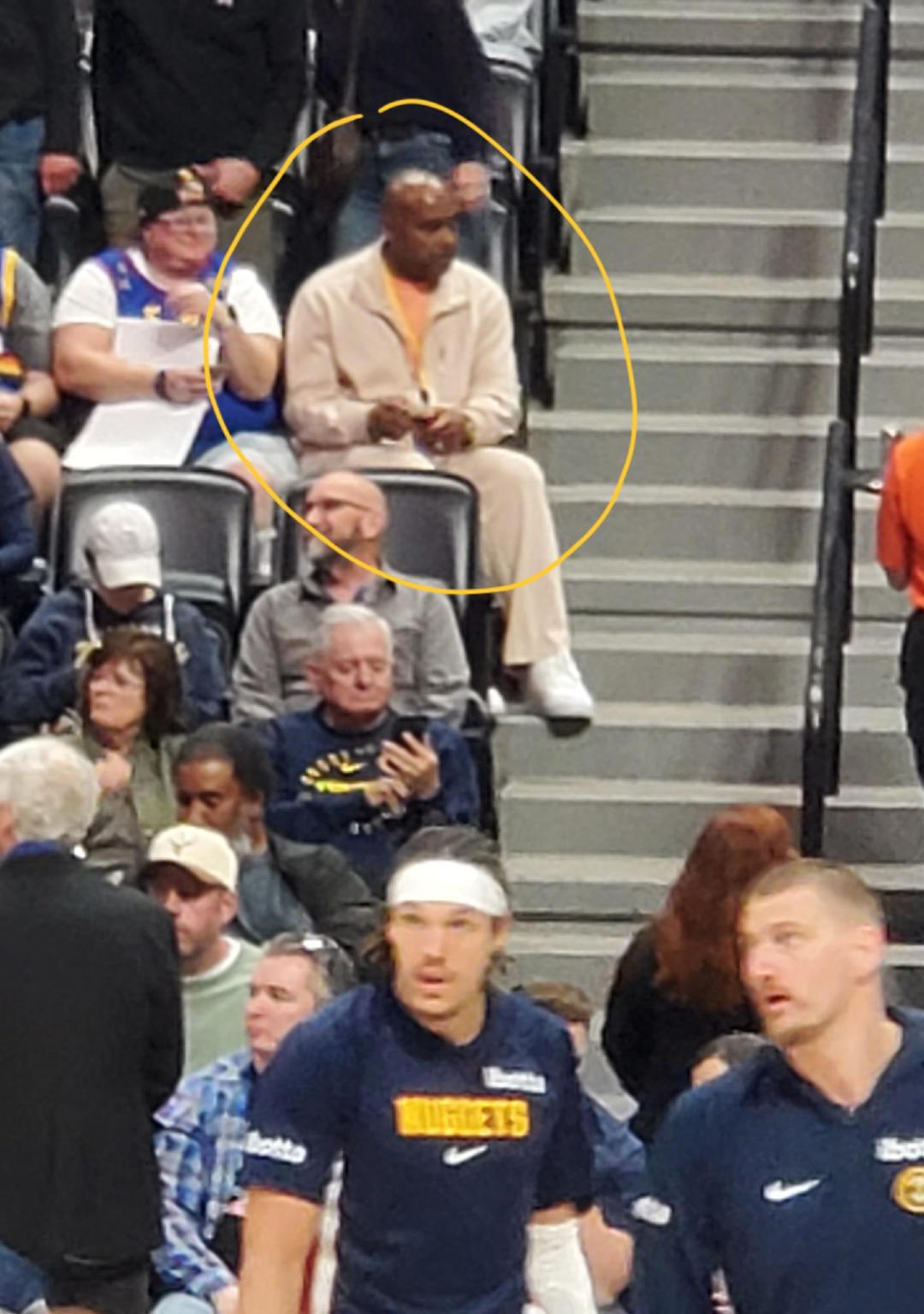 老哈达威今天出现在了掘金看台上围观小哈达威5投1中，拿下6分。。。开拓者VS掘金