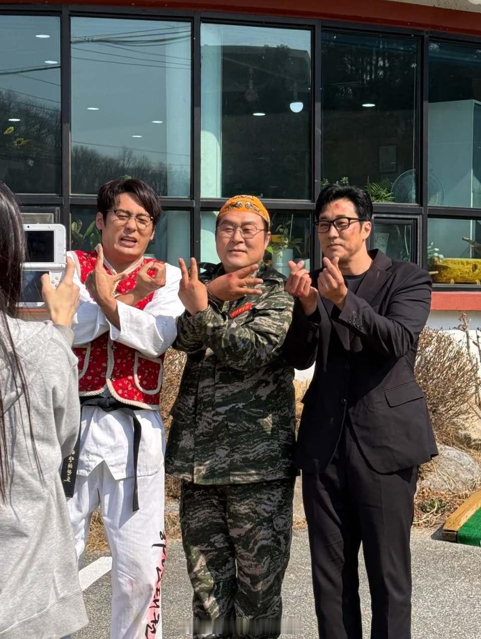 「苏志燮韩剧 《金特务 》創高收視！豪擲1億韓元買金牌送300名工作人員！同劇演