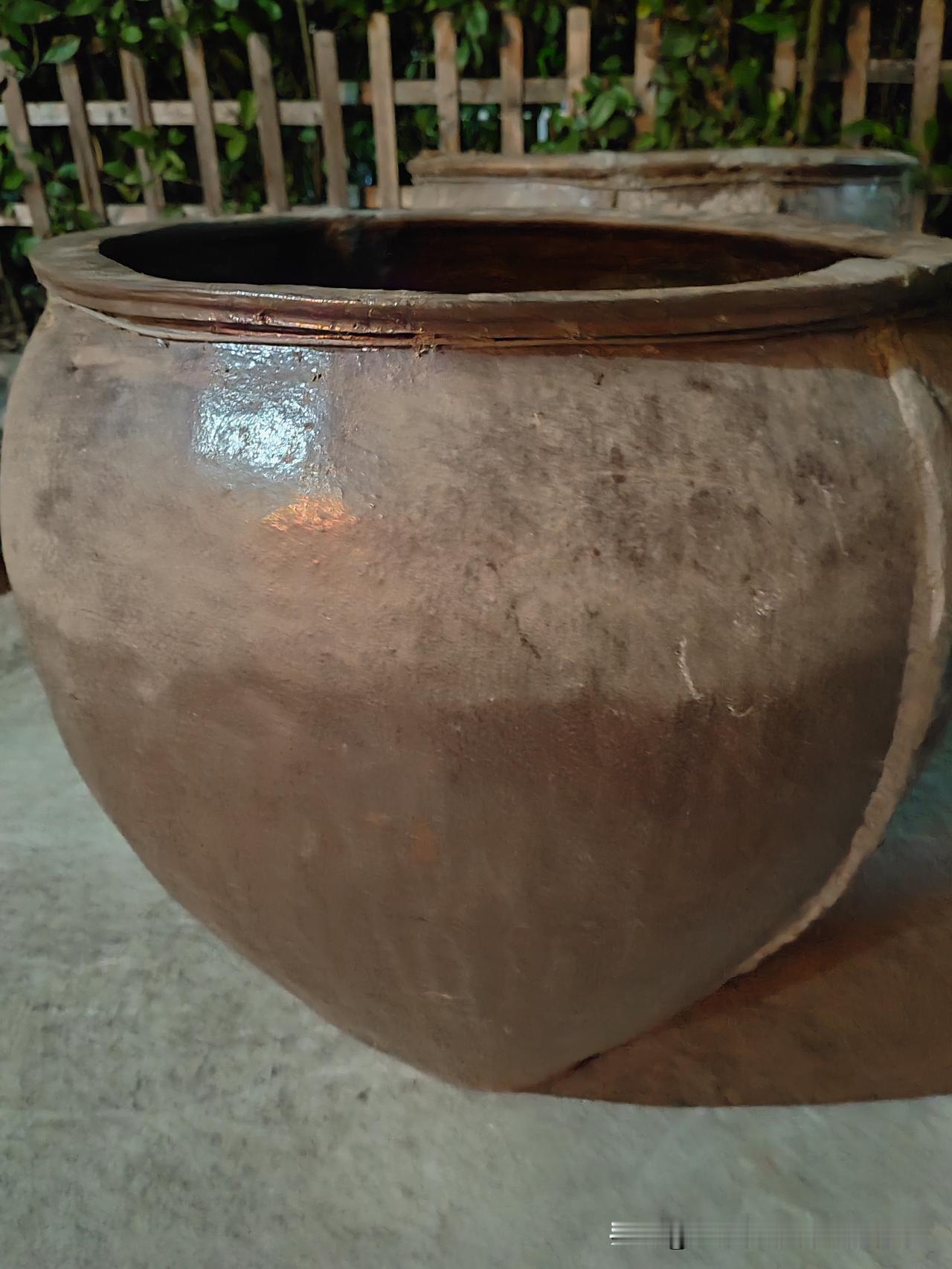 拆老屋翻出一堆老瓦缸，都是老一辈以前装粮食用的旧物，看着亲切，实在舍不得扔。
我