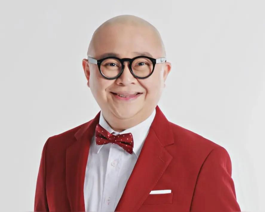 这个长得很像孟非或徐峥的主持人，用一个动作证明了TVB的奖项有多烂。他叫林盛斌，