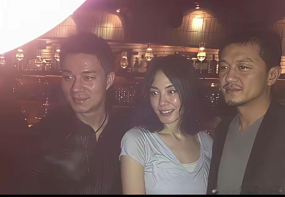 小S老公许雅钧和王菲、李亚鹏的合照，那时的李亚鹏和王菲还是夫妻，许雅钧称李亚鹏为
