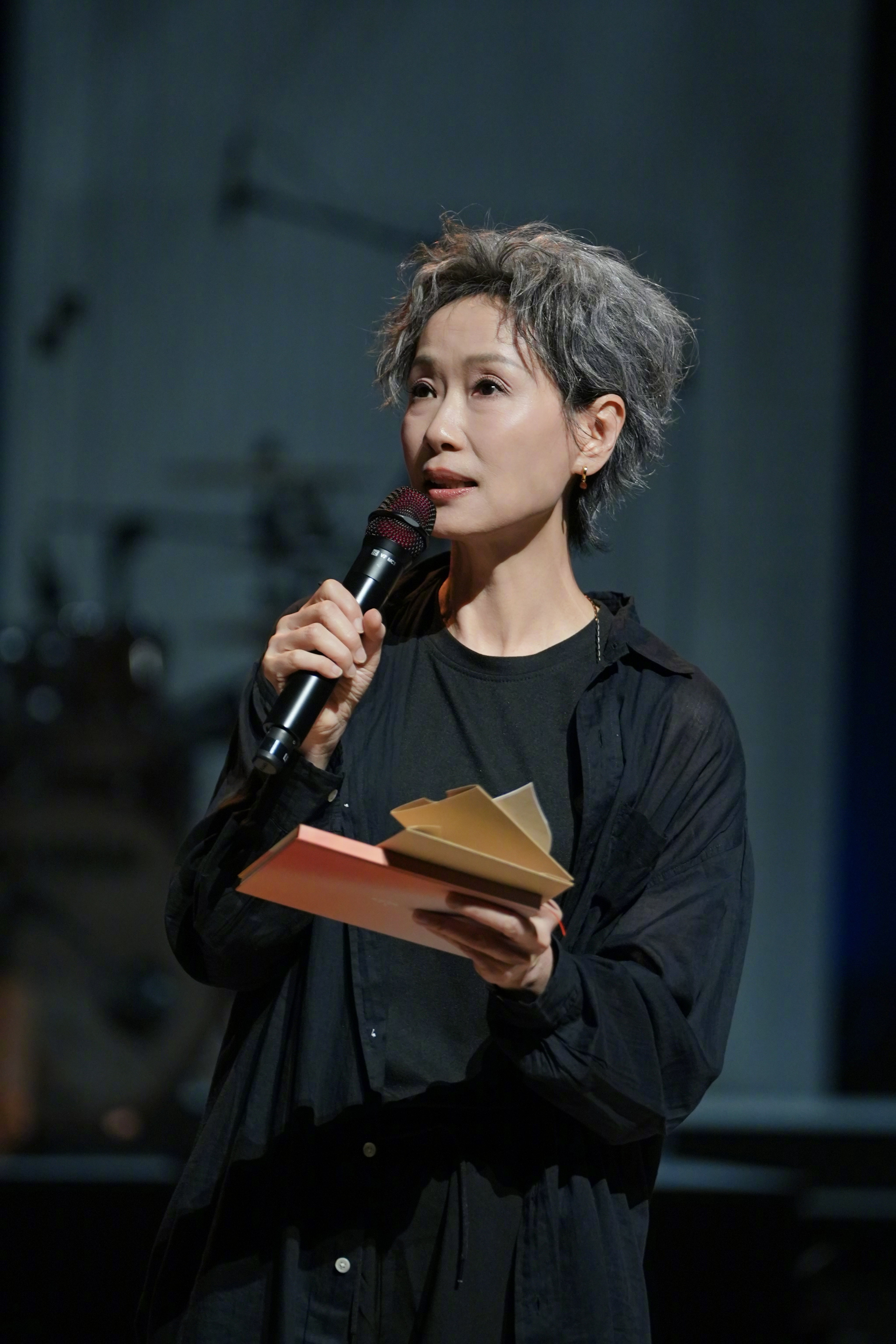 63岁叶童以新人歌手身份出道 这个夏天，属于叶童的声音。从影后到歌者，她展现出另