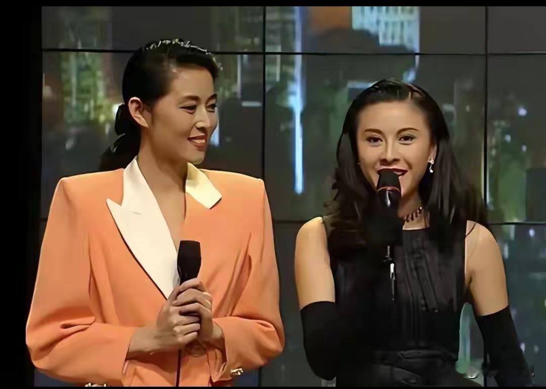 仔细看，那时的倪萍明眸善睐，秀韵多姿；而右边的美女是谁？看她细眉飞扬，长发飘飘，