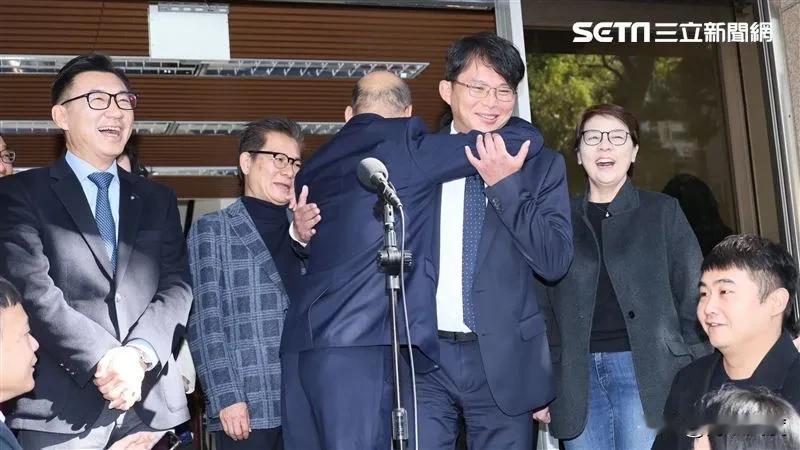 蓝绿接力拜会！韩国瑜抱黄国昌「嘴角失守」 黄暐瀚揭「最大赢家」！今（29）日蓝绿
