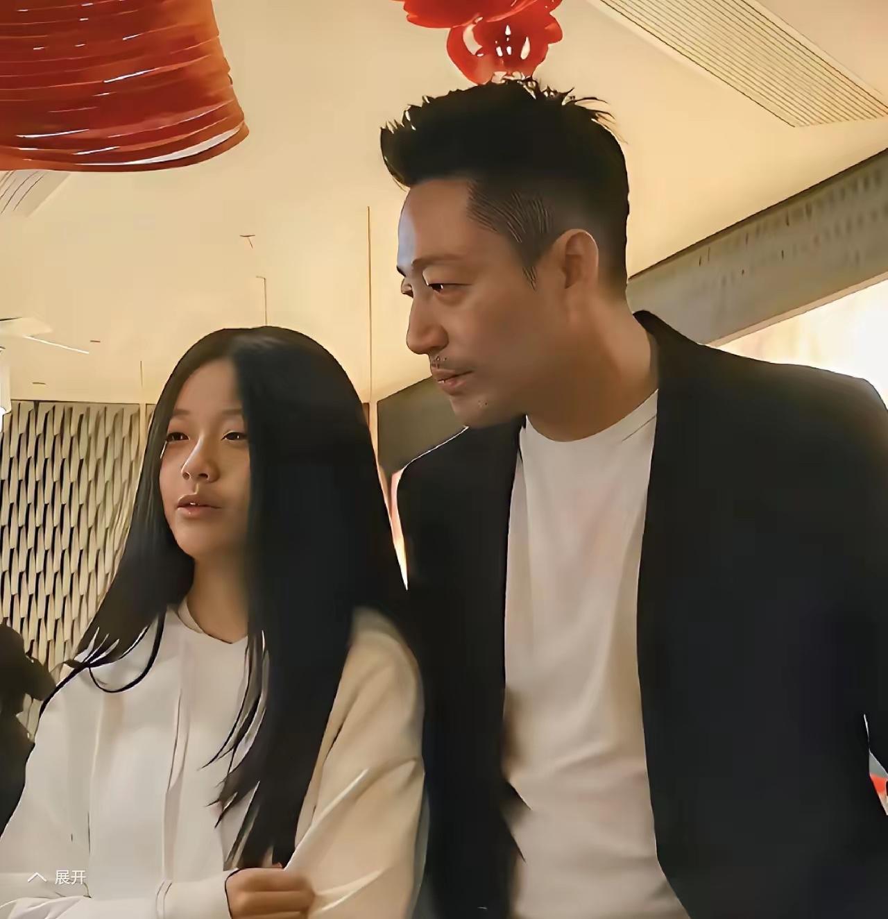 大S的女儿都这样大了，小菲对自己的女儿，特别疼爱。爸爸对孩子们的爱，真的是无法用