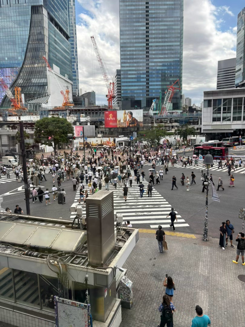 东京涩谷这个路口，标榜世界上最繁忙的路口，很多老外慕名来打卡。我怎么觉得国内几乎