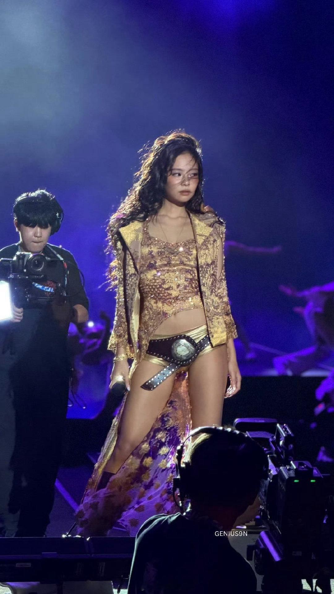 Jennie西班牙音乐节不愧是女装财神奶奶，衣服好种草 
