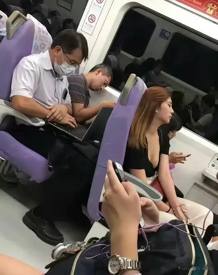 车窗上的影子好诡异