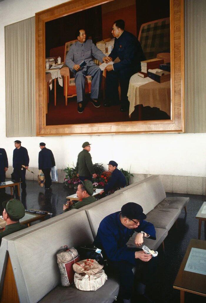 虹桥机场贵宾室内的《你办事，我放心》大幅油画（上海，1980年）布鲁诺·巴贝 摄