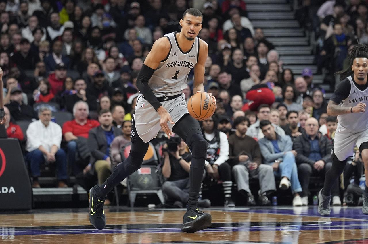 联盟战绩前列的球队大概存在克制链。
继客场战胜活塞后，马刺又在主场121-106