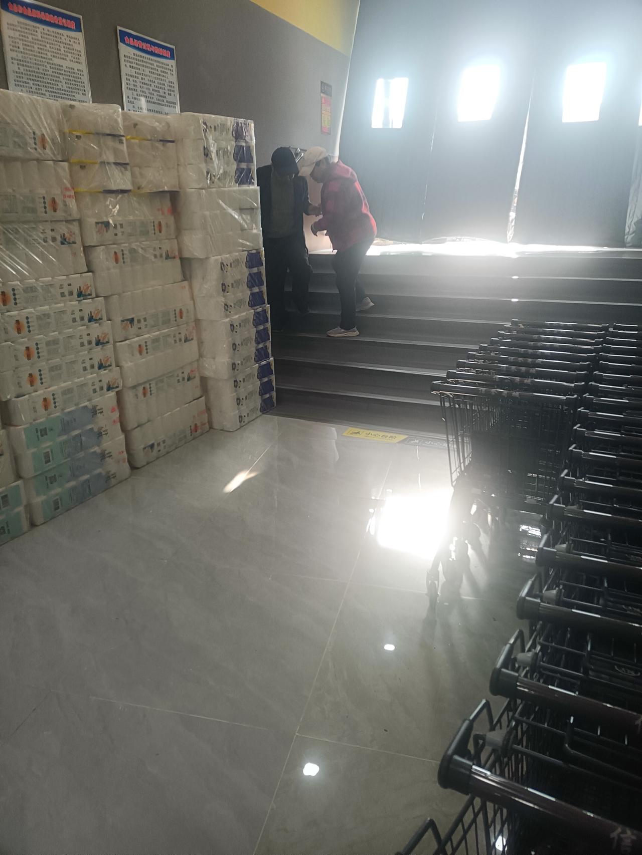 去商场买菜，在门口碰到了老两口。很明显老头是得了脑血栓，一只脚抬不起来，走路亦步