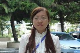 北大一孤独专业，六代单传、一人旷课全系放假，所以在2014年拍毕业照只有一个人。