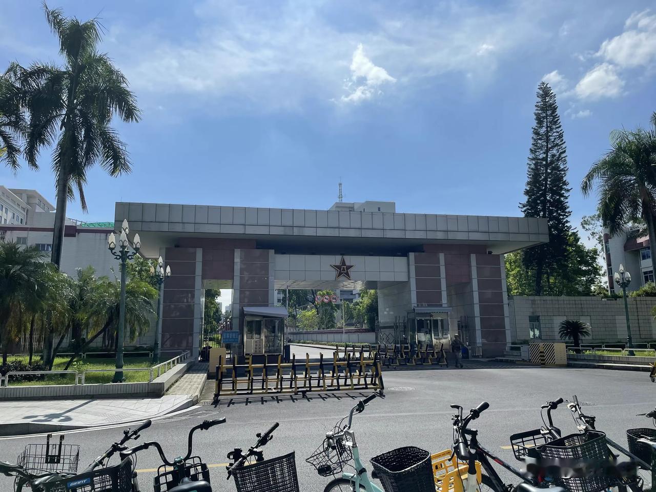 今天和张明宇战友散步提及春节军队慰问老干部的事情，这是一项重要的工作，还真是说什