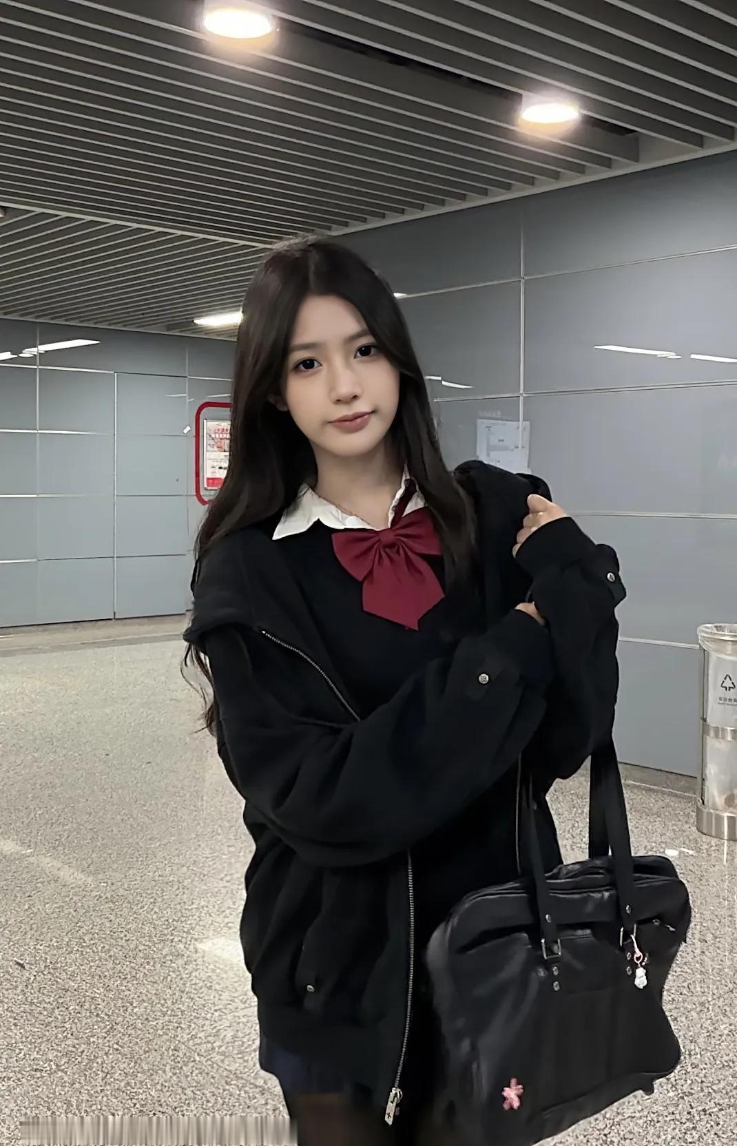 清秀女孩子应该看起来干干净净，皮肤白嫩嫩水灵灵有光泽。
我也勉强算是一个吧！
大