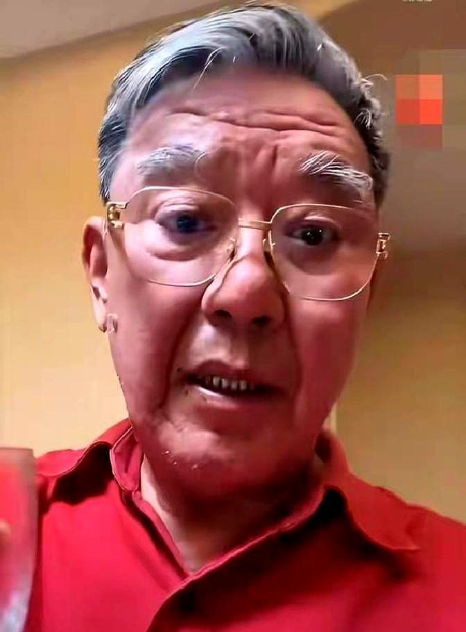 73岁的李立群最近在网上发了个视频，头发花白，脸上的皱纹藏不住。
 

他家老大