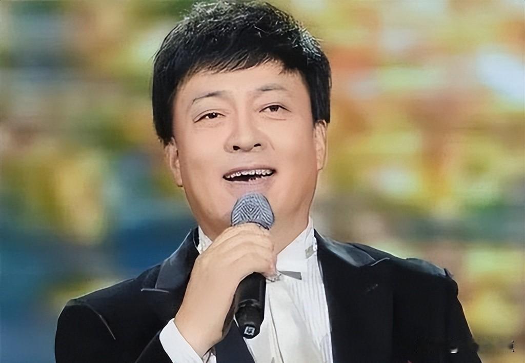 吕继宏没拿过梅花奖，和张也住同个小区，但真不靠“六个人”活着。
最近刷到好几篇讲